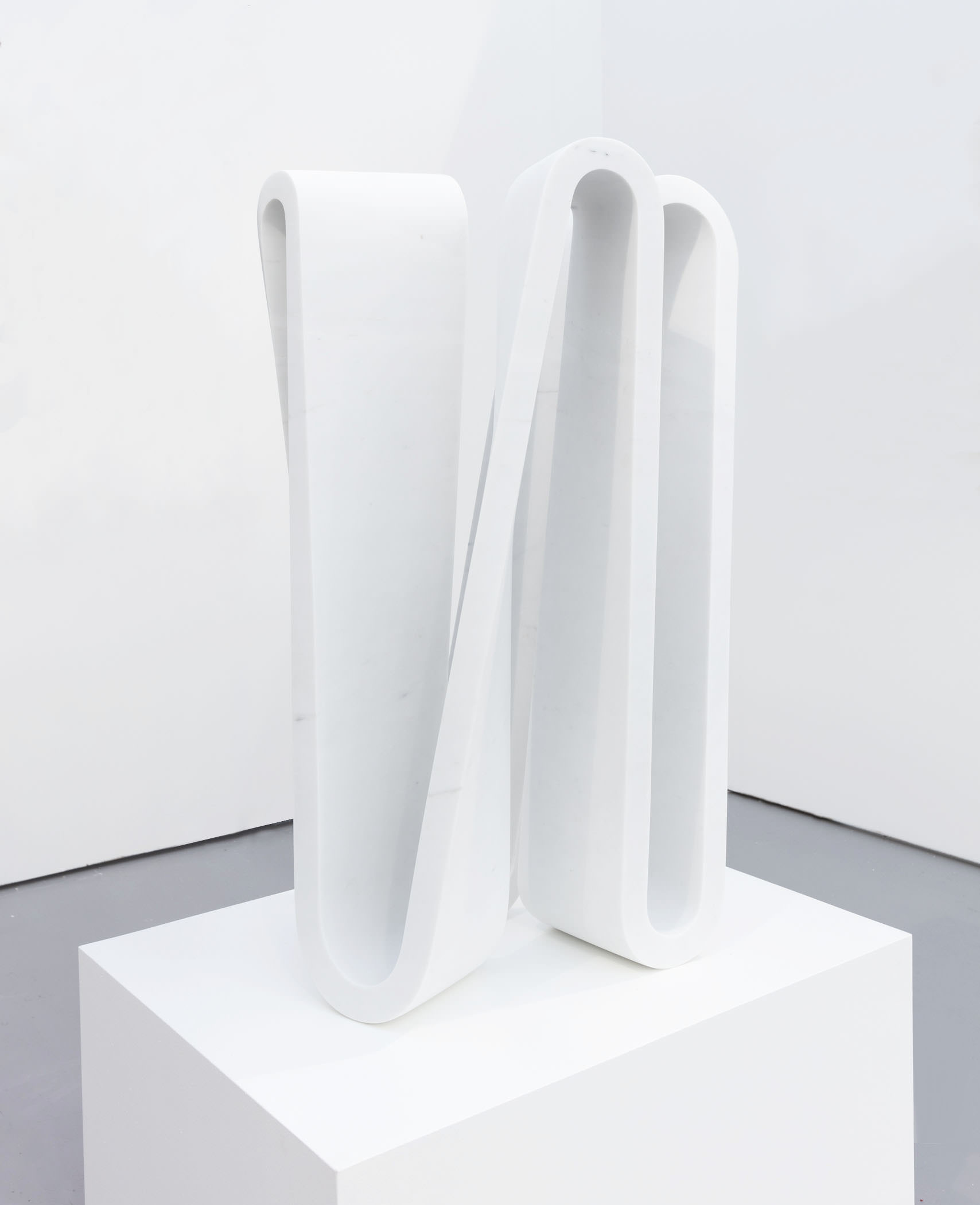Gianpietro Carlesso, Curvatura trentatre, 2018, carrara marble, 95 x 40 x 55 cm